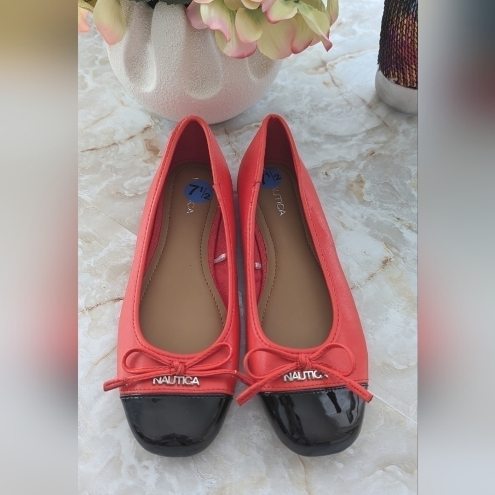 Nautica Woman's flats with black patten toes 7.5